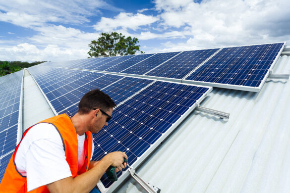 Panneaux solaires sur toiture à Marseille avec onduleur hybride IEARWAT